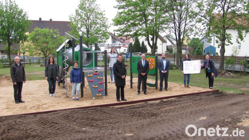 Kirchenpfleger Karl Hofmann (links) und Pfarrer Thomas Kohlhepp danken Daniel Dörfler (Dritter von rechts) und Theodor Körnter (Vierter von rechts) von der Volksbank-Raiffeisenbank für die Spende. Mitorganisatorin Theresia Witt (rechts) hält stolz zusammen mit Julia Böckl-Guss (Zweite von rechts) den Scheck. Die weitere Mitorganisatorin Nadine Richter (Vierte von links) probiert schon mal die Seile zum Klettern aus. Bild: sei