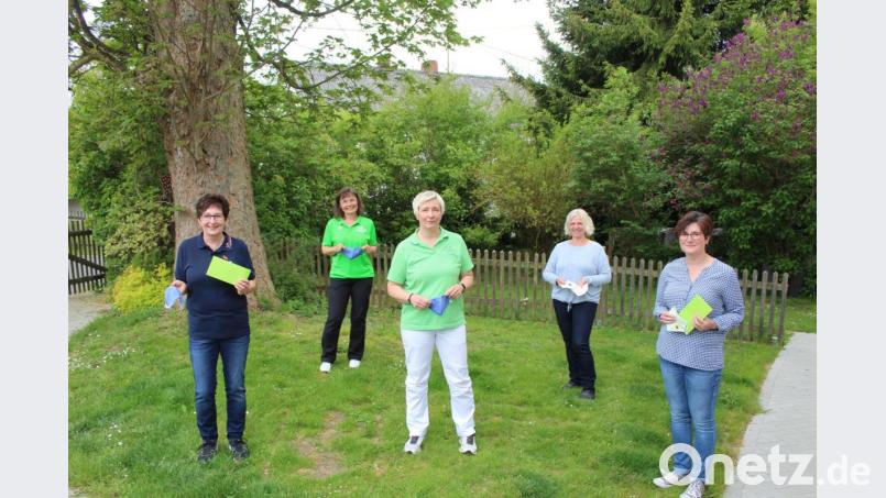 Bild zeigt die Spendenübergabe. Von links Monika Horn, Claudia Meichner, Birgit Riedl, Pia Würstl und Bianca Kastner. Bild: soj