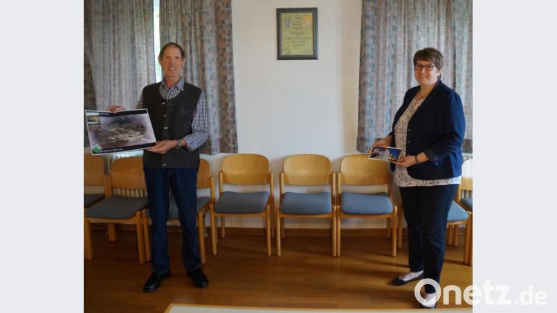 Bürgermeisterin Anita Forster gratulierte Johann Köppl zu seinem 70. Geburtstag und dankte ihm für sein fast übermenschliches Engagement für die Gemeinde. Bild: weu