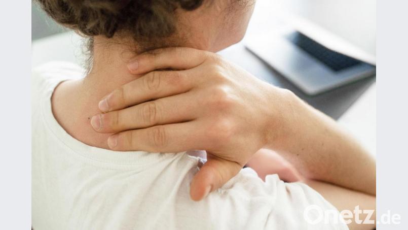 Schmerzen im Nacken und kein Ende: Das kann Patienten an den Rand ihrer Kräfte bringen. Bild: Klaus-Dietmar Gabbert/dpa