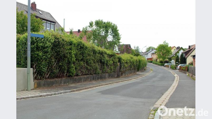 In der Kemnather Sudetenlandstraße ist nicht nur das Schild recht mitgenommen: Für 730.000 Euro soll die Straße komplett saniert werden - Wasser und Kanal inklusive. Bild: stg
