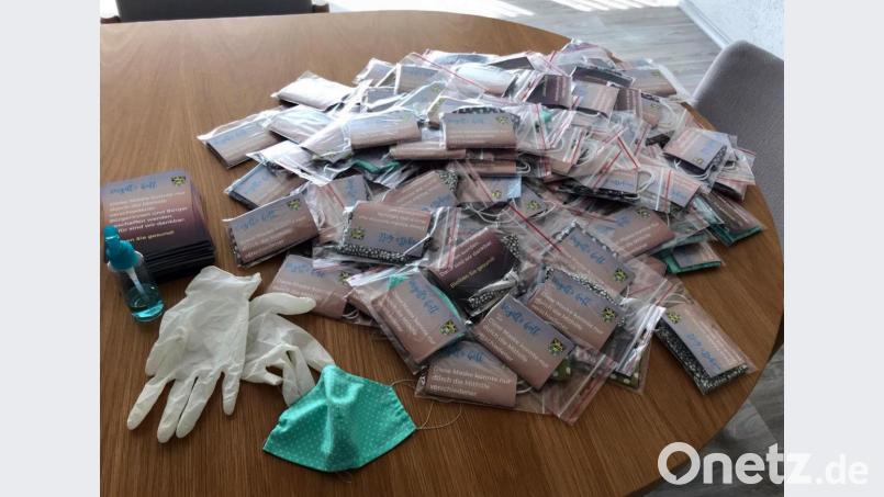 Einzel verpackt, mit Hinweisen versehen und in den verschiedensten farbigen Mustern werden die Masken den über 60-jährigen Gemeindebürgern zur Verfügung gestellt. Bild: lgc