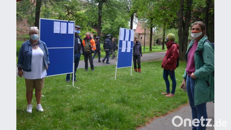 Nicht gegen Anti-Corona-Maßnahmen, sondern für eine humane Flüchtlingspolitik in Coronazeiten stehen diese Menschen in der Kurt-Schumacher-Anlage in Weiden. Bild: Kunz