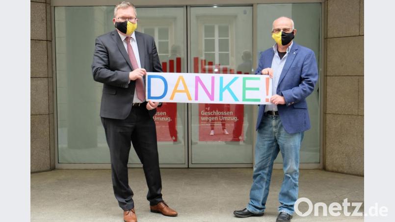 Oberbürgermeister Michael Cerny (links) und der Leiter der Zentralen Dienste Josef Singer sagen allen, die sich an der Maskennähaktion der Stadt Amberg beteiligt haben, danke. Bild: Susanne Schwab, Stadt Amberg/exb