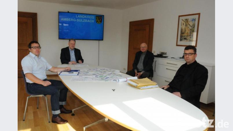 Über anstehende Straßenbauprojekte im Landkreis Amberg-Sulzbach sprachen (von rechts):
Baudirektor Stefan Noll und der Leiter des Staatlichen Bauamts Amberg-Sulzbach, Henner Wasmuth, Landrat Richard Reisinger und Matthias Kolb, Leiter des Tiefbauamts am Landratsamt Amberg-Sulzbach. Bild: Christine Hollederer