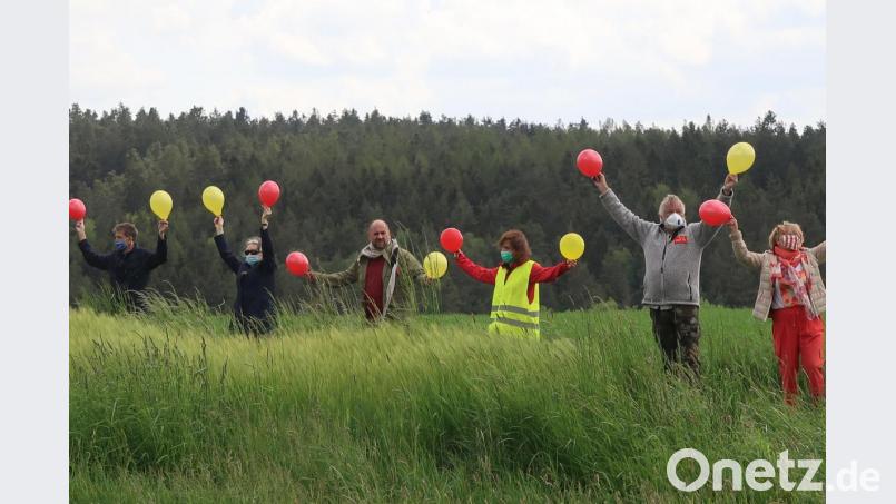 Mit bunten Luftballons demonstrieren Bürger in Weiden gegen den Südost-Link. Bild: Kunz