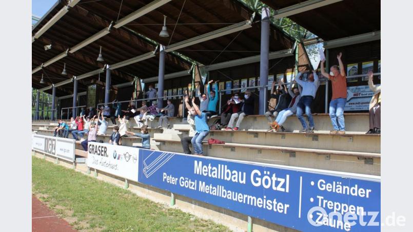 Wie bei einem Kirchentag wurde an Christi Himmelfahrt Gottesdienst in einem Stadion gefeiert. Passend dazu: eine &quot;La-Ola-Welle&quot; um in Gottes Jubel einzustimmen. Bild: fks