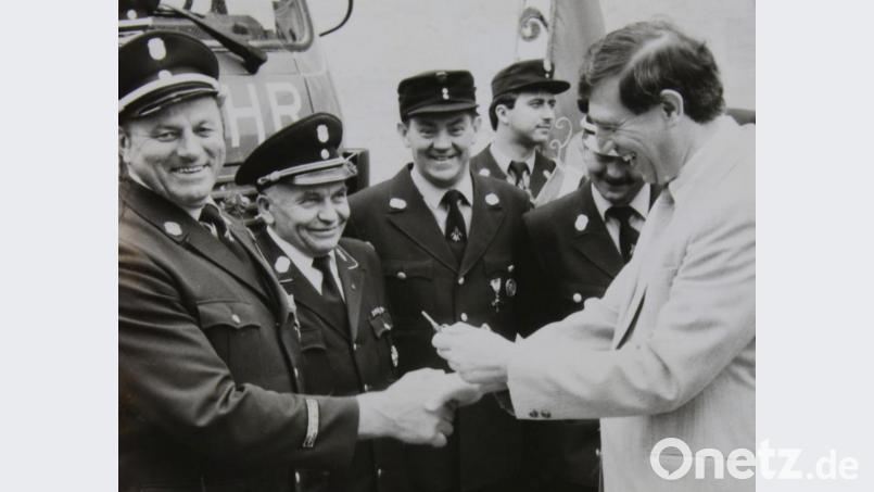 In den 1990er Jahren überreichte Bürgermeister Robert Dotzauer an Max Danzer den Schlüssel für das neue Feuerwehrfahrzeug. Repro: sne