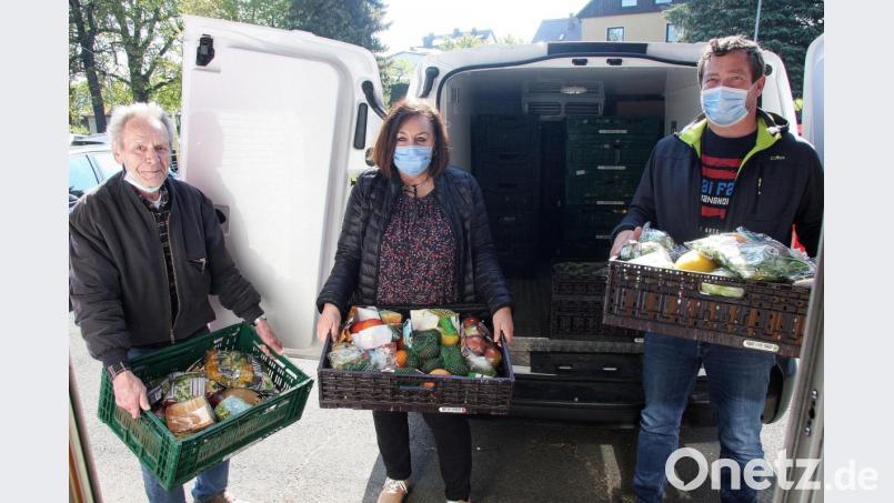 Für ein paar Stunden wurde Roland Glowka (links) vom Mitglied des Bundestages Uli Grötsch (rechts) begleitet. Beim Entladen des Kühlfahrzeuges half auch Vorsitzende Nicole Fürst (Bildmitte). Bild: wro