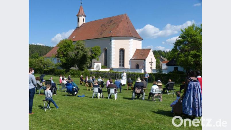 Heldmannsberg: Sonntagsmesse im Freien hinter der Kirche. Bild: fm