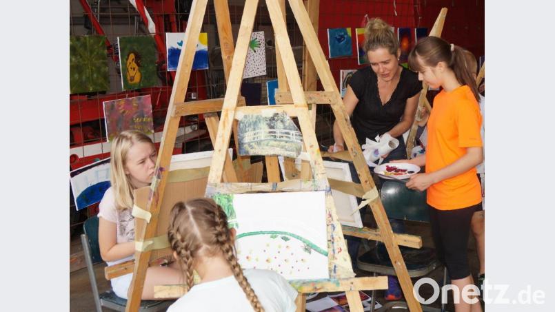 Auch der beliebte Kindermalkurs mit Künstlerin Katharina Gierlach (Zweite von rechts) muss wegen der Corona-Pandemie ausfallen. Bild: weu