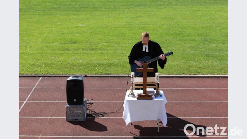 Gitarre statt Kirchenorgel, Pfarrer statt Organist - auch die musikalische Begleitung des Gottesdienstes war ungewöhnlich. Bild: fks
