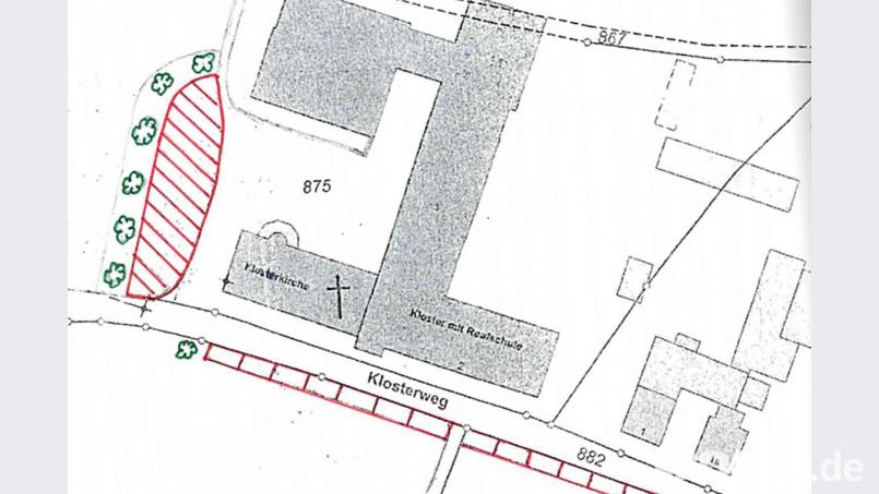 Eine Investition in Höhe von 142 000 Euro soll im Bereich des Klosterwegs 2 zwei Parkstreifen schaffen. Diese dienen dort der Verbesserung der öffentlichen Parksituation an der Realschule und damit auch der allgemeinen Verkehrssicherheit an der Mutterhauskirche. Bild: sck