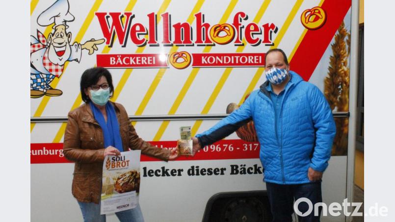 Das Foto zeigt Monika Bösl mit Bäckermeister Sebastian Wellnhofer bei der Spendenübergabe. Bild: Frauenbund Winklarn/exb