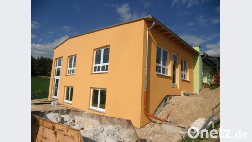 Ab 2016 wurde der Kindergarten in Högling erweitert. Doch damals ließ sich nicht absehen, dass es schon nach wenigen Jahren Platzbedarf für eine zweite Krippengruppe geben würde. So steht die Gemeinde Fensterbach nun vor einer erneuten Herausforderung mit Blick auf den Raumbedarf. Archivbild: Houschka