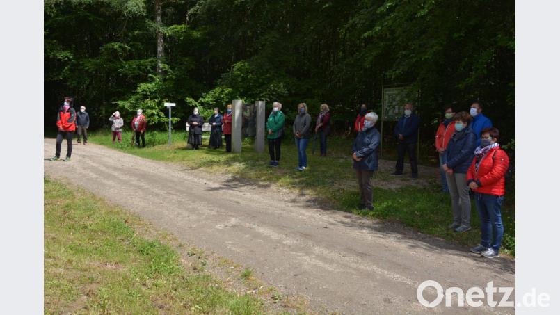 In Sicherheitsabstand nahmen die Gläubigen am Sonntagnachmittag an der Maiandacht an der Kapelle im Walderlebnispfad teil. Bild: jr