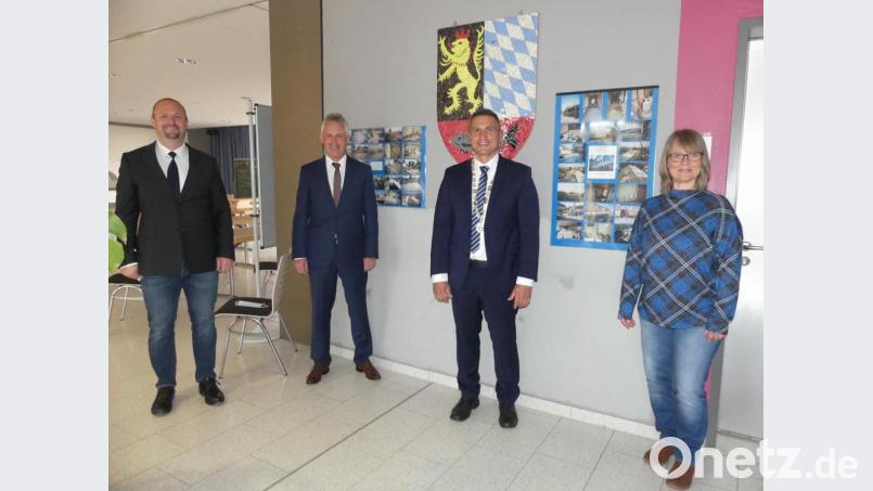 Bürgermeister Marcus Gradl mit den neuen Stadträten (von rechts) Elisabeth Gottsche, Harald Neustätter und Jürgen Schäffler. Bild: rn