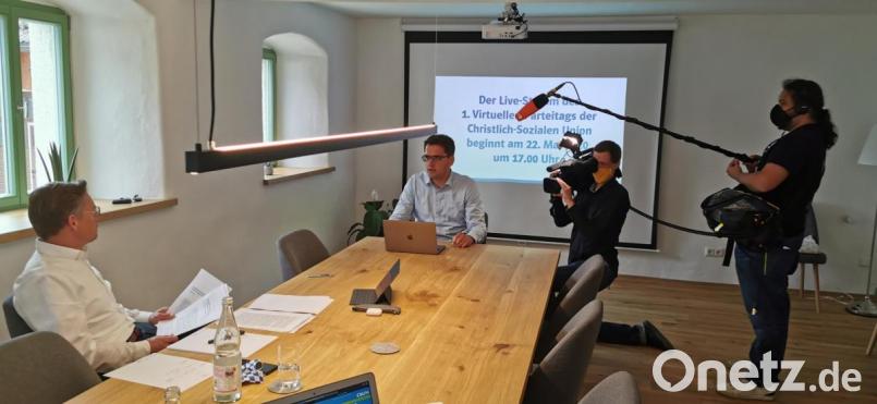 Europaabgeordneter Christian Doleschal (links) und Landtagsabgeordneter Tobias Reiß (Mitte) mit einem Team des ZDF im Goberhaus. Bild: Norbert Watzl/exb