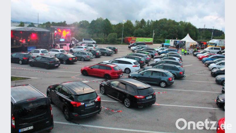 In Reih und Glied waren die Autos angeordnet, um den Blick zur Bühne zu sichern - diese Art des Kulturgenusses soll es auch weiterhin geben. Bild: stg