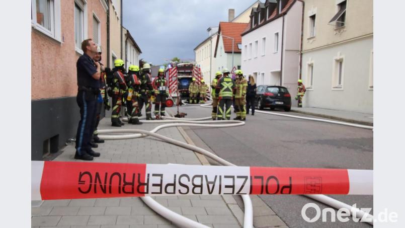 Am Montagvormittag hat es in Regensburg in einer Wohnung gebrannt. Die Feuerwehr verhinderte ein Übergreifen des Feuers auf den Dachstuhl Bild: Alexander Auer