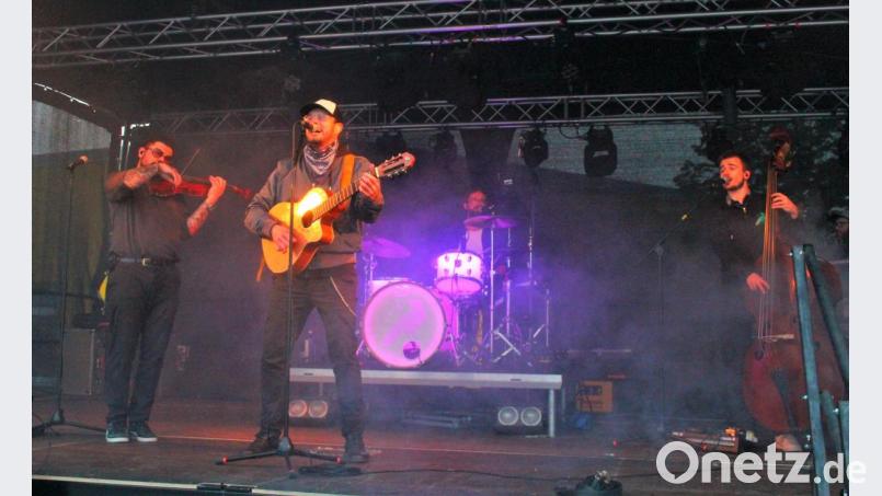 Die Jungs von &quot;Django 3000&quot; sorgten beim ersten Autokonzert in der Region für feurige Unterhaltung Bild: stg