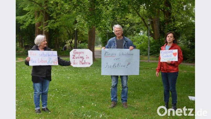 In der Nähe des Woodstock-Hügels demonstrierten Helmut SChöner und seine Mitstreiter gegen die Corona-Regeln und für die Einhaltung der Grundrechte. Bild: Kunz