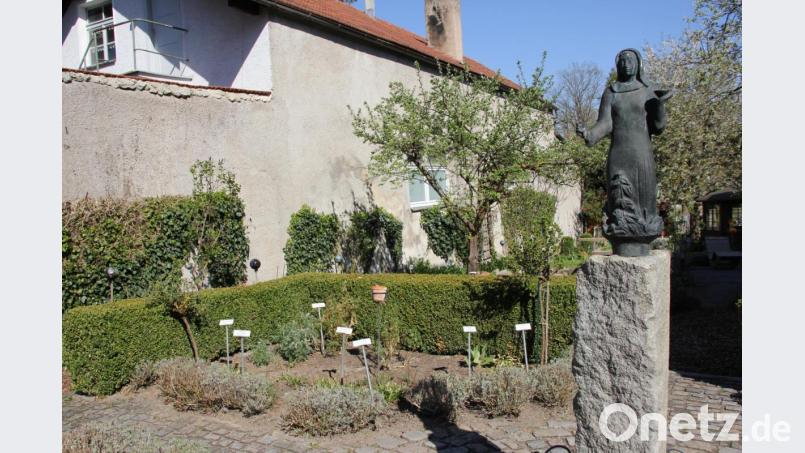 Herzstück des oberen Kräutergartens ist der Klostergarten der Heiligen Hildegard mit Gewächsen, die in ihrer Heilkunde Verwendung fanden. Bild: ads