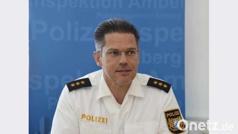 Thomas Lachner, Leiter der Polizeiinspektion Amberg, erzählt mit welchen neuen Herausforderungen die Polizei in der Corona-Krise konfrontiert wird. Bild: Petra Hartl