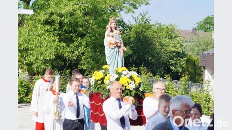 Die Prozession mit dem Tragen der Muttergottesstatue, wie in den Vorjahren üblich, fällt heuer zwar aus, trotzdem feierte die Pfarrei Schirmitz am Sonntag mit einem Festgottesdienst das Kirchenpatrozinium &quot;Maria Königin&quot;. Bild: du