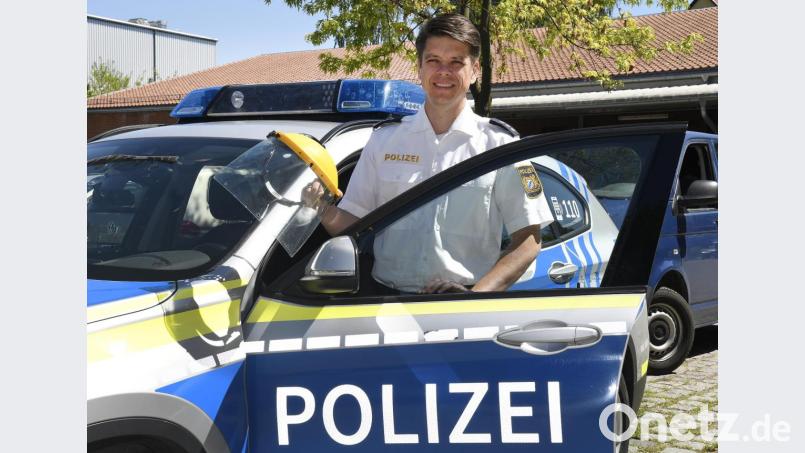 Polizeisprecher Achim Kuchenbecker zeigt das Visier, das Beamte nun tragen können, um sich bei Einsätzen vor dem Coronavirus zu schützen. Bild: Petra Hartl