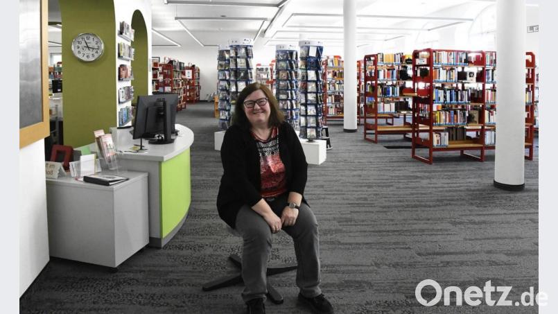 Leiterin Bettina Weisheit freut sich, dass die Stadtbibliothek wieder offen ist und auch genutzt wird. Bild: Petra Hartl