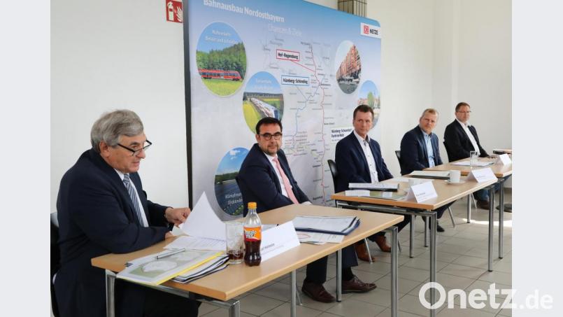 Bundestagsabgeordneter Karl Holmeier, Staatssekretär Klaus Holetschek, DB-Konzernbevollmächtiger Klaus-Dieter Josel, DB-Projektleiter Matthias Trykowski, und Achim Saßmannshausen, Leiter Bahnstromleitungen DB Energie (von links) erläuterten die Pläne. Bild: Gerhard Götz