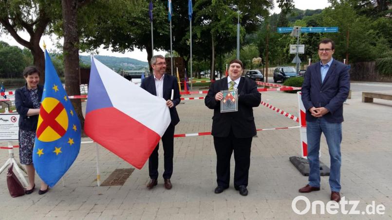 Vor dem Schengen-Informationszentrum in Luxemburg weht auch die tschechische Fahne. Von rechts nach links: Christoph Metzger, Landesvorsitzender der Paneuropa-Union Saarland; Bernd Posselt, Präsident der Paneuropa-Union Deutschland, mit dem Stadtwappen von Schengen; der luxemburgische Abgeordnete Frank Engel, Vorsitzender der Christlich-Sozialen Volkspartei, mit der tschechischen Fahne und Stephanie Waldburg mit der Paneuropa-Fahne. Bild: Johannes Kijas/exb