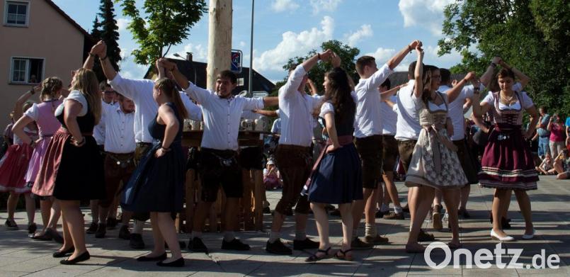 Heuer dürfen die Kirwaburschen und -moidla nicht um den Pirker Kirwabaum wirbeln. Die Brauchtumsveranstaltung darf nicht stattfinden. Zumindest aber wird es einen festlichen Gottesdienst geben, hofft der Kirwaverein. Bild: Georg Hirmer
