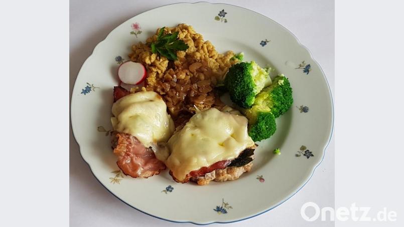 Mit Schinken und Käse überbacken, dazu Spätzle und Broccoli – so werden die Salbei-Lendchen serviert. Bild: Gramolla