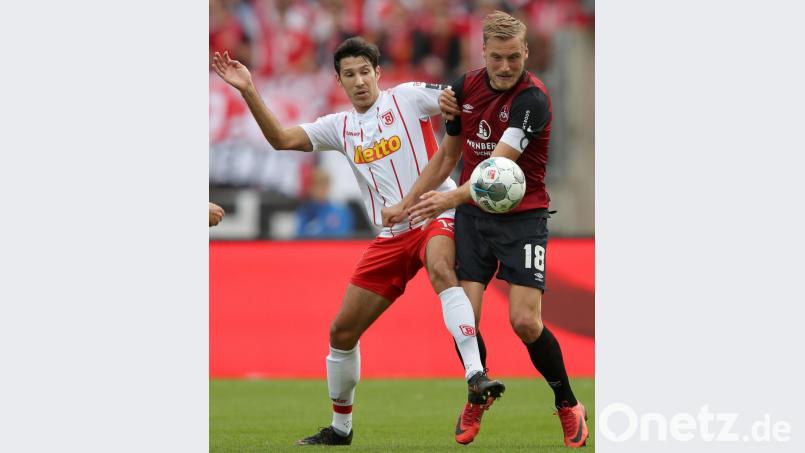 Schon im Hinspiel im Oktober 2019 lieferten sich Regensburgs Marcel Correia (links) und Hanno Behrens giftige Zweikämpfe. Am Dienstag steigt das Rückspiel in der Oberpfalz. Bild: Daniel Karmann/dpa