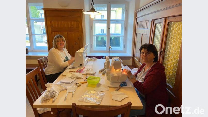 Die Mittagsbetreuerinnen beim Nähen. Bild: amö