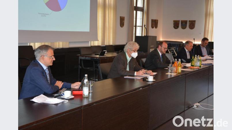 Bei der Verbandsversammlung der Steinwaldgruppe dabei waren der neue Tirschenreuther Landrat Roland Grillmeier (von links), der verabschiedete Landrat Wolfgang Lippert, Verbandsvorsitzender Landrat Andreas Meier, Geschäftsleiter Bernhard Eigner und Betriebsleiter Matthias Götz. Bild: jr