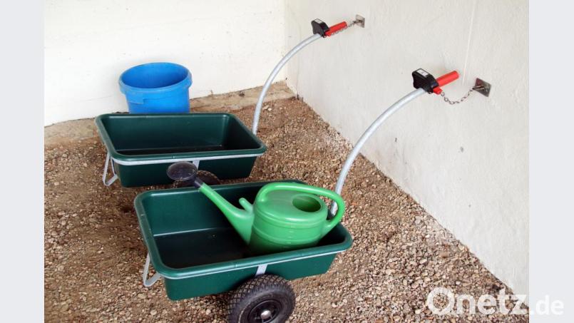 Diese Wagen können die Besucher des Eschenbacher Friedhofs ab sofort nutzen. Bild: jma