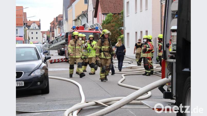 Am Montagvormittag hat es in Regensburg in einer Wohnung gebrannt. Die Feuerwehr verhinderte ein Übergreifen des Feuers auf den Dachstuhl Bild: Alexander Auer