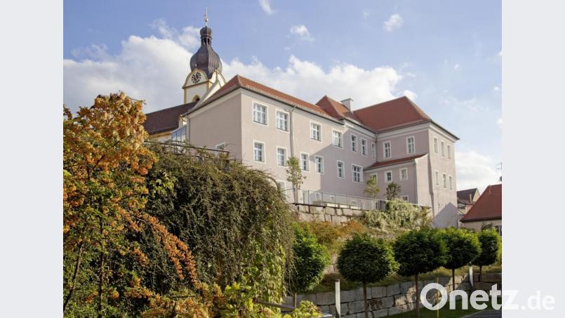 Im restaurierten Pfleghof der Stadt Schwandorf warten die restaurierten Räume der Volkshochschule auf den Wiederbeginn des Kursbetriebs. Bild: Herbert Bürger/exb