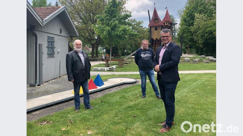 Bürgermeister Martin Birner, Kioskpächter Hans Brunner und Stadtparkbeauftragter Georg Bottenhofer (von rechts) nahmen die Neuerungen in Augenschein. Sie hoffen auf eine gute Saison im Stadtpark. Bild: Ulrike Meixner/exb