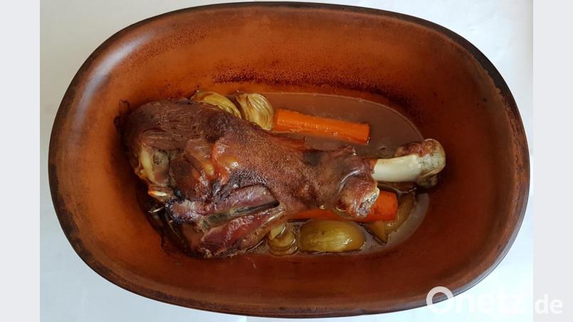 Alles gart in einem Topf, ohne dass man sich drum kümmern muss: Putenkeule im Römertopf ist ein Rezept-Vorschlag (nicht nur) für alle, die nicht kochen können. Bild: Gramolla