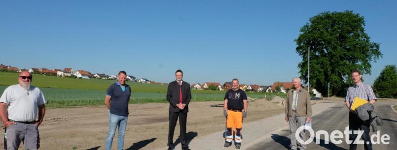 Offizielle Abnahme des Baugebiets „Stulln- Ost, Am Brensdorfer Weg“: Bürgermeister Hans Prechtl (mit Krawatte) freut sich mit Bauhofleiter Edelbert Schmal (rechts daneben) und Vertretern beauftragter Verantwortlicher über die gelungene Abwicklung des Projekts. Bild: ohr