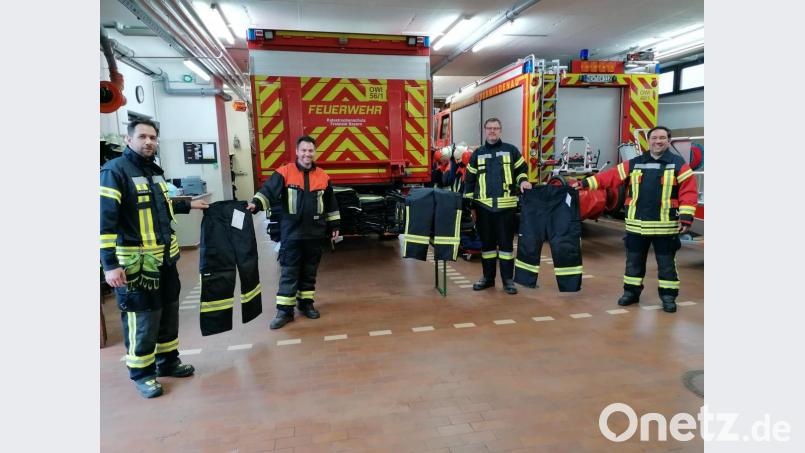 Bürgermeister Sebastian Hartl (Zweiter von links) übergibt stellvertretend den Feuerwehrkommandanten Manuel Scheidler (links) sowie Daniel Müller und Michael Klaschka (von rechts) die neuen Schutzhosen gegen Flammen und Hitze für die Atemschutzträger. Dafür investierte der Markt Luhe-Wildenau rund 21.000 Euro. Bild: bey
