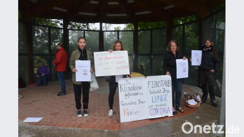 Wegen des schlechten Wetters hatten Sonja Schuhmacher und die Mitglieder ihrer Meditationsrunde ihre Gebetsstunde in den Pavillon verlegt. Bild: Kunz