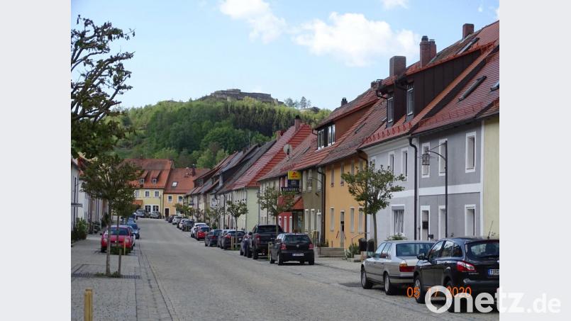 Der malerische Ortskern von Waldeck mit dem Schloßberg im Hintergrund Bild: hl