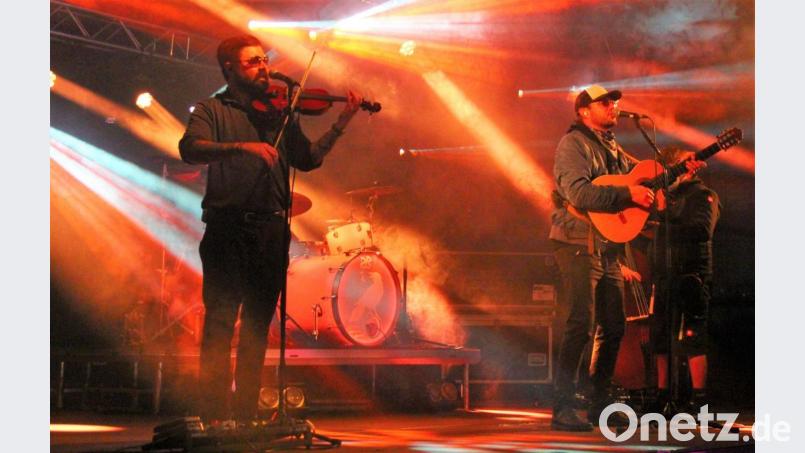 Die Jungs von &quot;Django 3000&quot; sorgten beim ersten Autokonzert in der Region für feurige Unterhaltung Bild: stg