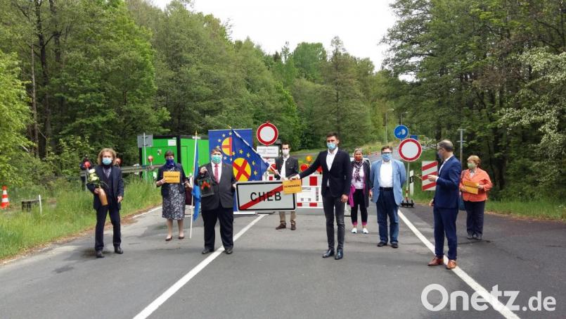 Nach wie vor geschlossen: Der Grenzübergang nach Eger (Cheb). Von links nach rechts: Luis Hart, Stephanie Waldburg, Bernd Posselt, Christian Hoferer, Tomáš Linda, Brigit Trottmann, Johannes Kijas, Bürgermeister Bernd Sommer, Gabriele Hagemann. Bild: Gerhard Hermann/exb