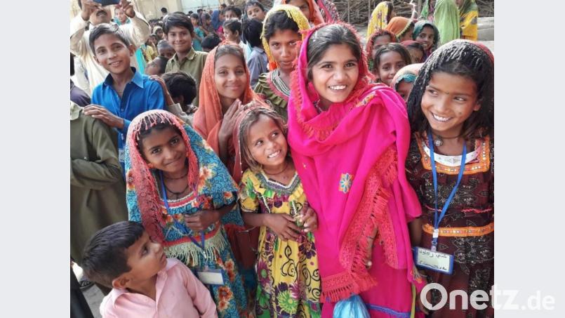 In Pakistan wurde Pfarrer Rupprecht von vielen Jugendlichen in farbenprächtigen Kleidern empfangen. Bild: gz
